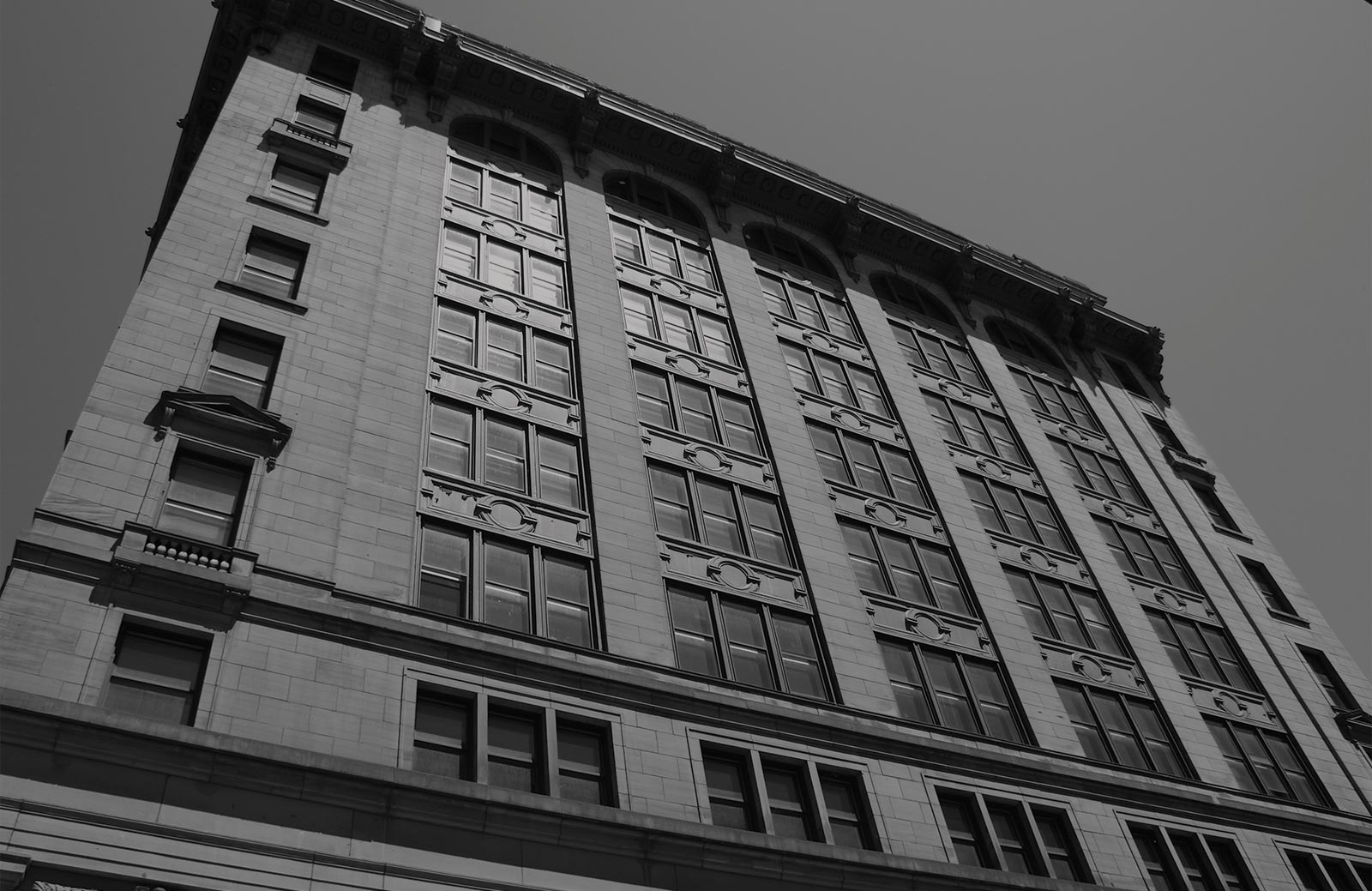 photo en noir et blanc de la façade d'un bâtiment